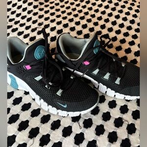 Nike Metcon size 8 black shoe with pink and blue/green accent colors